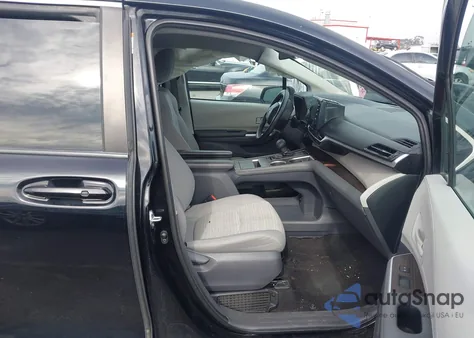 2021 Toyota Sienna Le z USA, uszkodzony, nr VIN 5TDKRKEC3MS047135